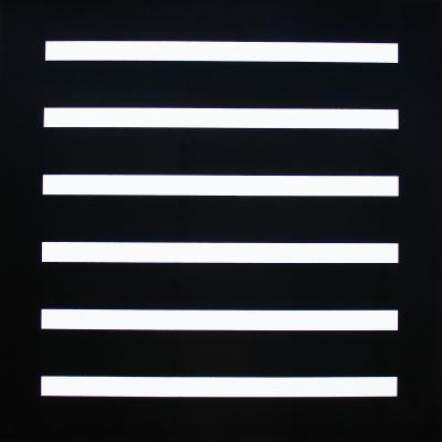 Zes witte horizontale lijnen op zwarte achtergrond